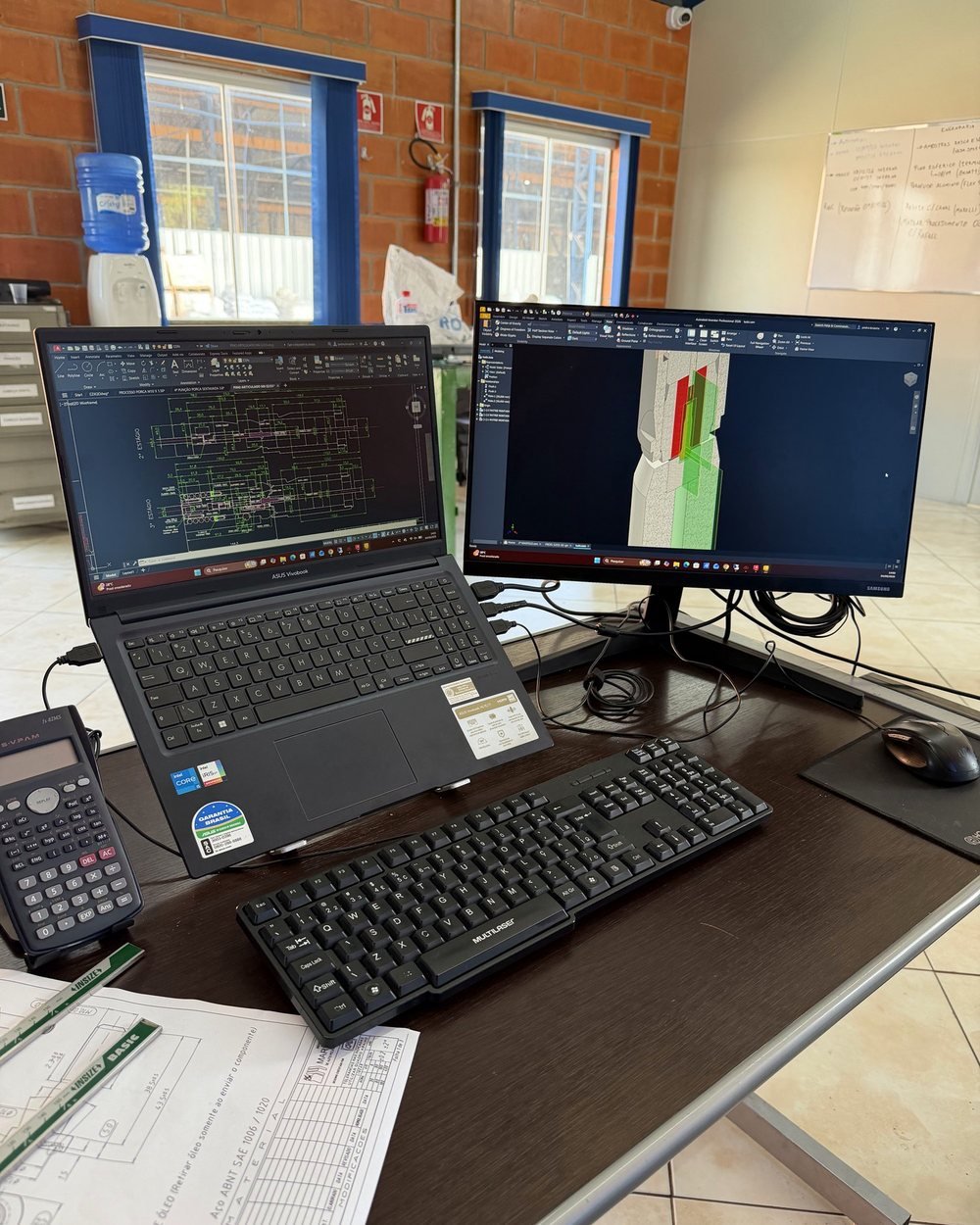 Estação de projeto com o desenho de uma peça e o ferramental em 3D