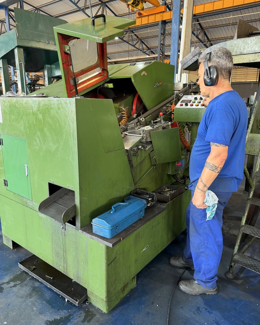 Operador acompanhando a produção
