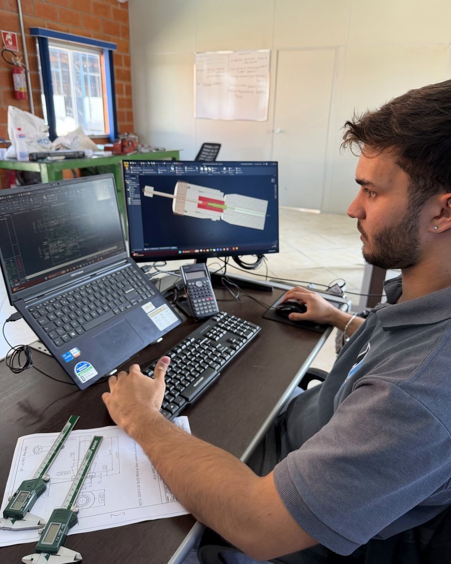 Engenheiro desenvolvendo um projeto