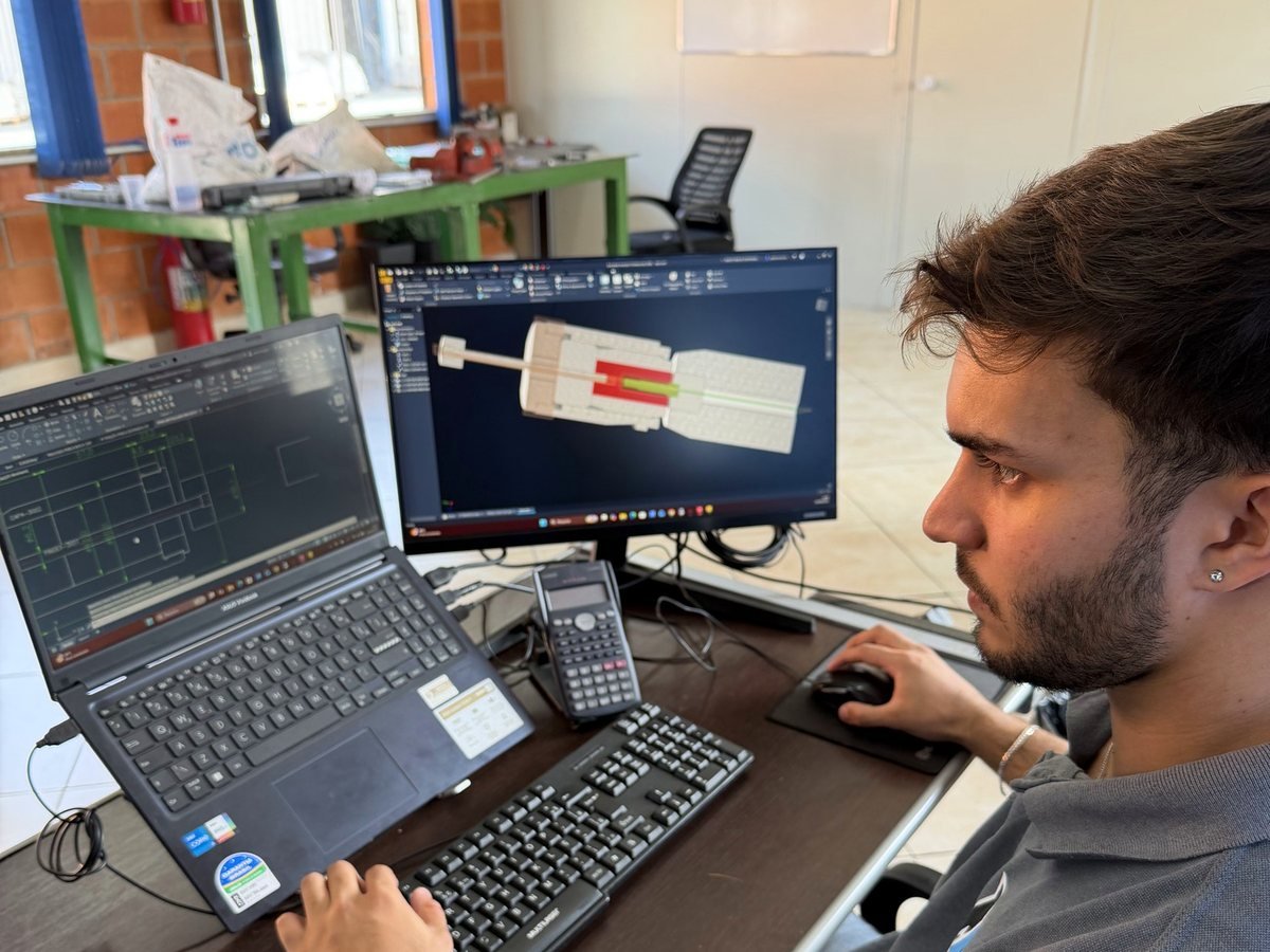 Engenheiro projetando uma peça em software de desenho técnico