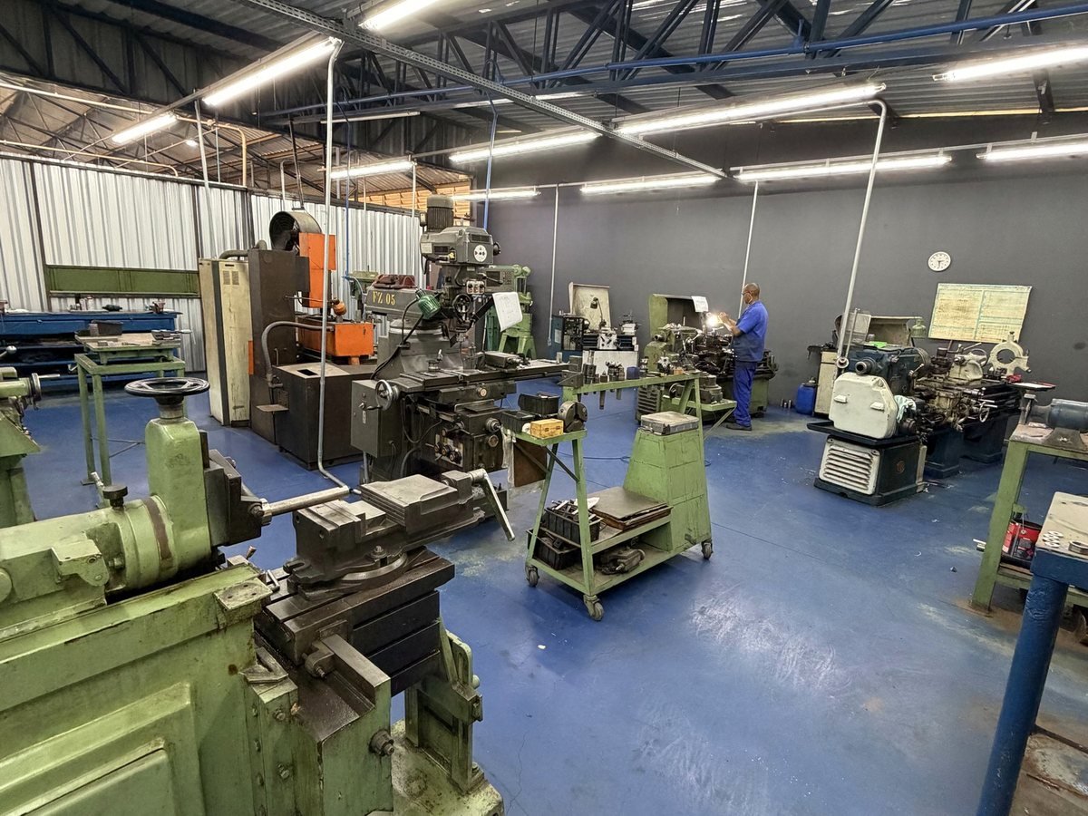 Bancada e máquinas da ferramentaria da Merco Metal